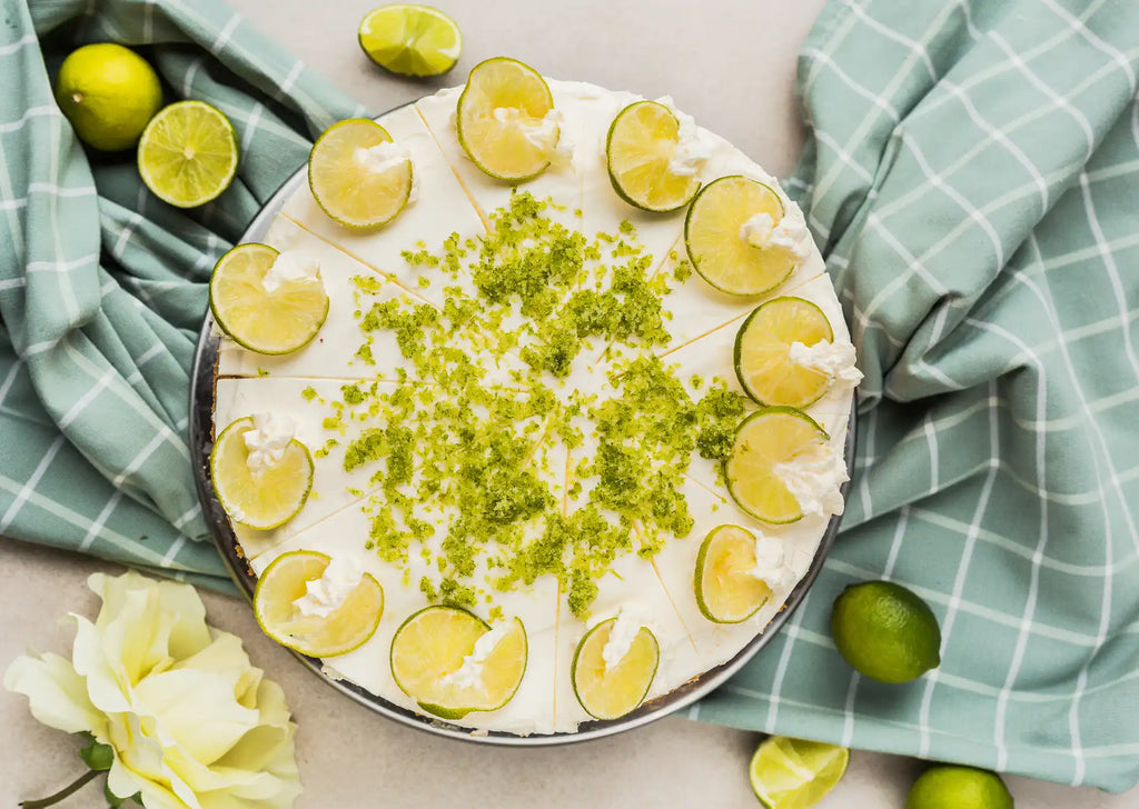 Joghurt-Limetten-Torte von Oma Anni von Kuchentratsch auf einer Kuchenplatte
