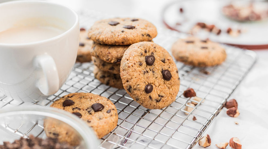Vegane Chocolate-Chip-Cookies von Kuchentratsch auf einem Gitter zum Auskühlen