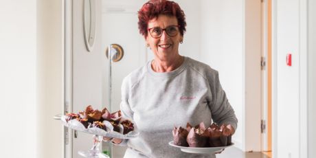 Oma Monika von Kuchentratsch mit Kleingebäck auf Kuchenplatten