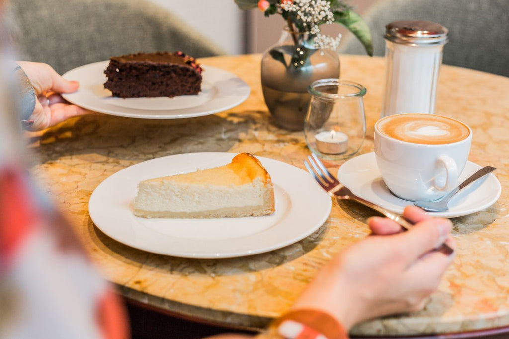 Kaffee und Kuchen auf einem Tisch im Kuchentratsch Café