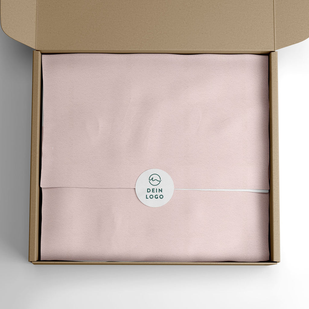 Kuchen im Versandkarton mit Seidenpapier und individuellem Logo-Aufkleber von Kuchentratsch