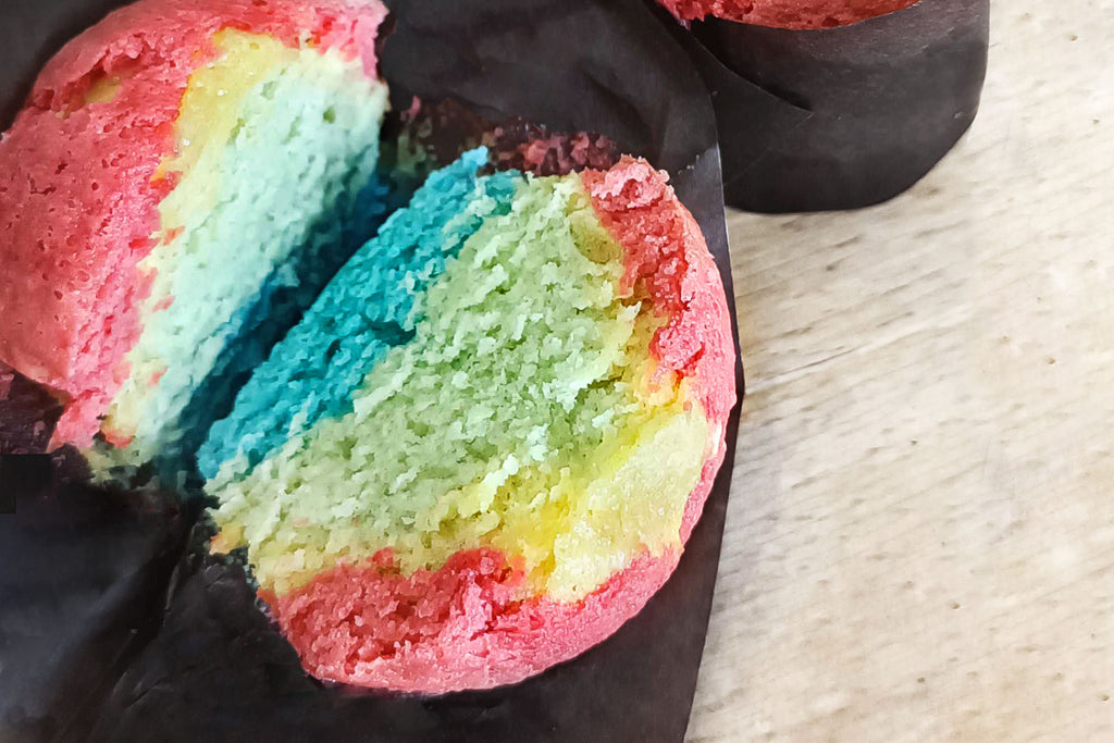 Individuelle Regenbogen Muffins zum Pride-Month für Frimenkund:in von Kuchentratsch