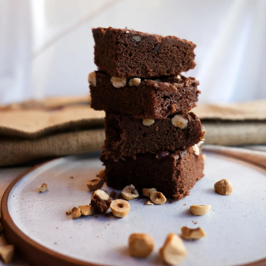 4 Stück Nougat-Haselnuss-Brownies gestapelt