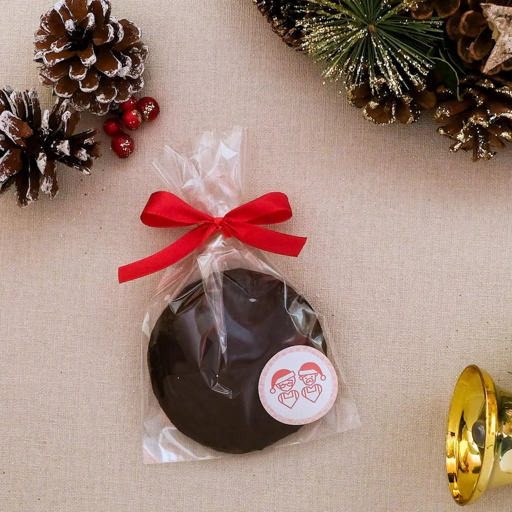 Elisenlebkuchen von Kuchentratsch mit Schokoladenglasur verpackt mit roter Zierschleife