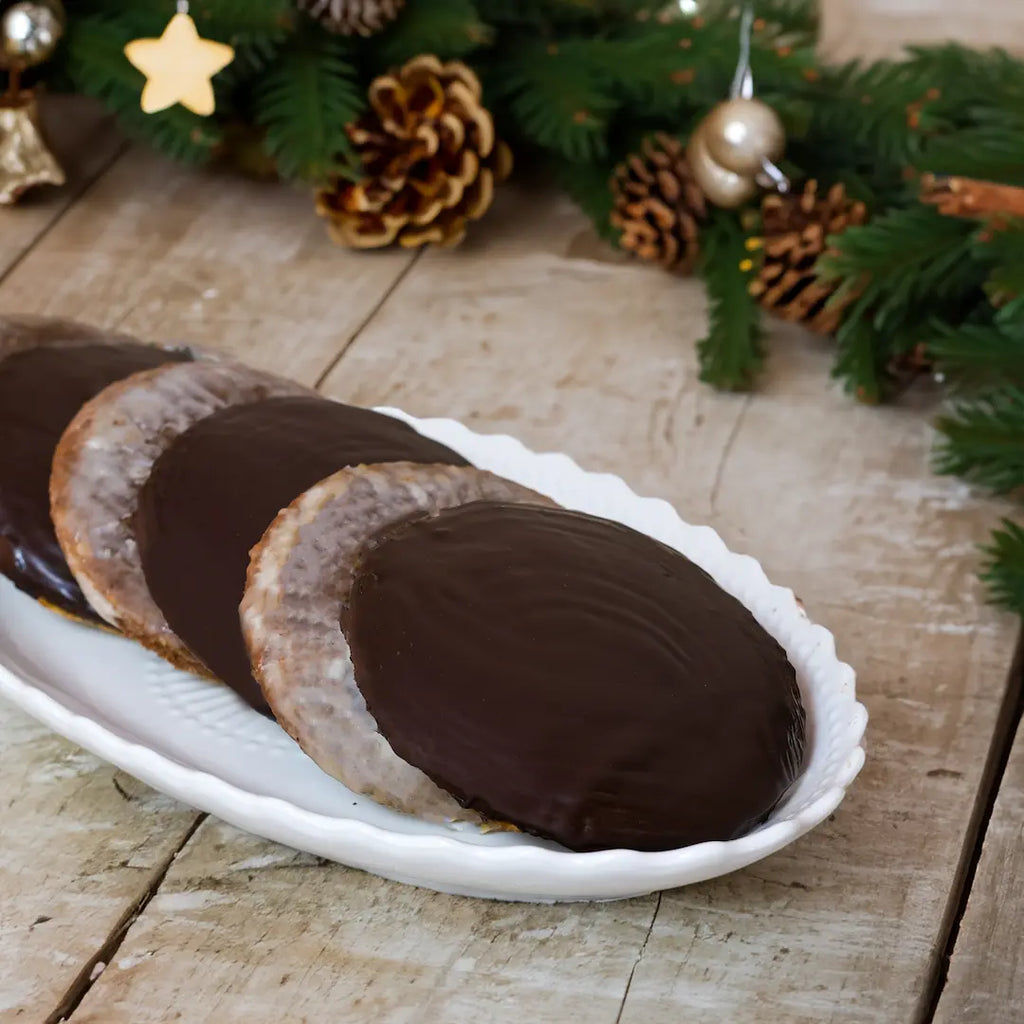 Variation an Elisenlebkuchen mit Schokoglasur und Zuckerglasur auf einem Teller angeordnet