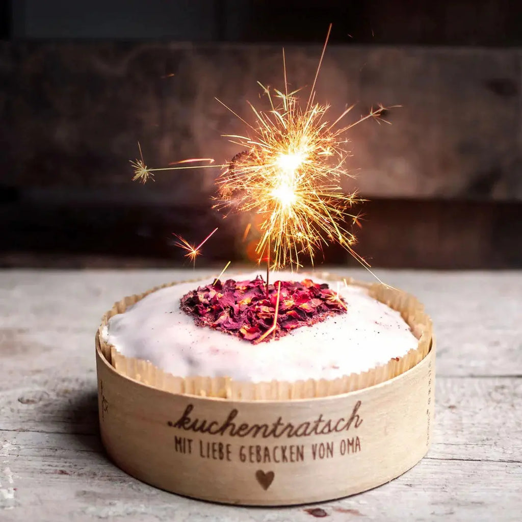 Herzkuchen von Oma Marion mit brennender Herz-Wunderkerze von Kuchentratsch