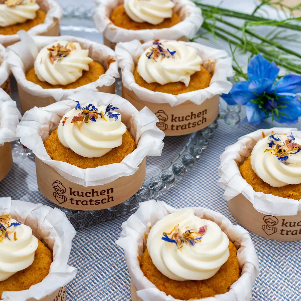 Karotten-Cupcake mit Frischkäse-Topping von Oma Irmgard von Kuchentratsch auf einem Teller