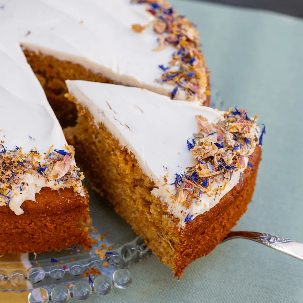 angeschnittener Karottenkuchen mit Frischkäse-Topping von Oma Irmgard von Kuchentratsch