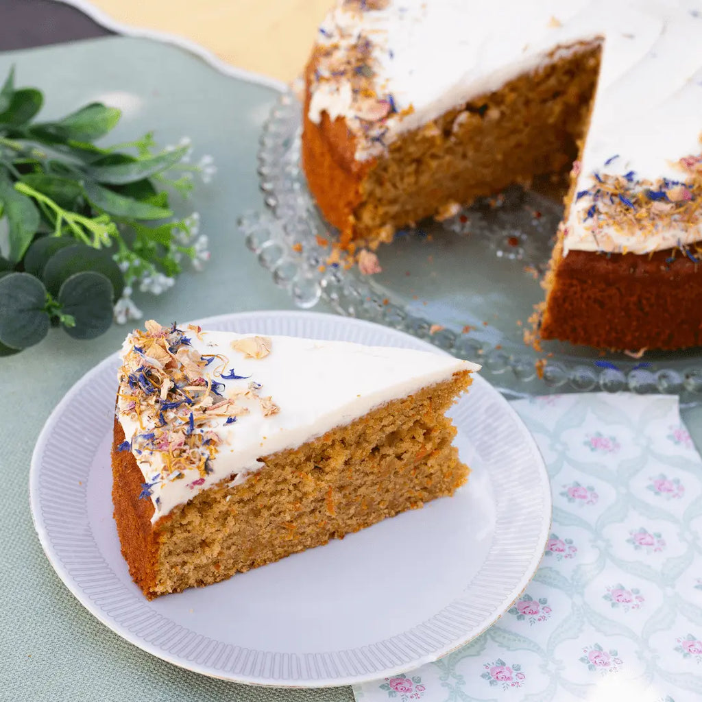 ein Stück saftiger Karottenkuchen von Oma Irmgard von Kuchentratsch