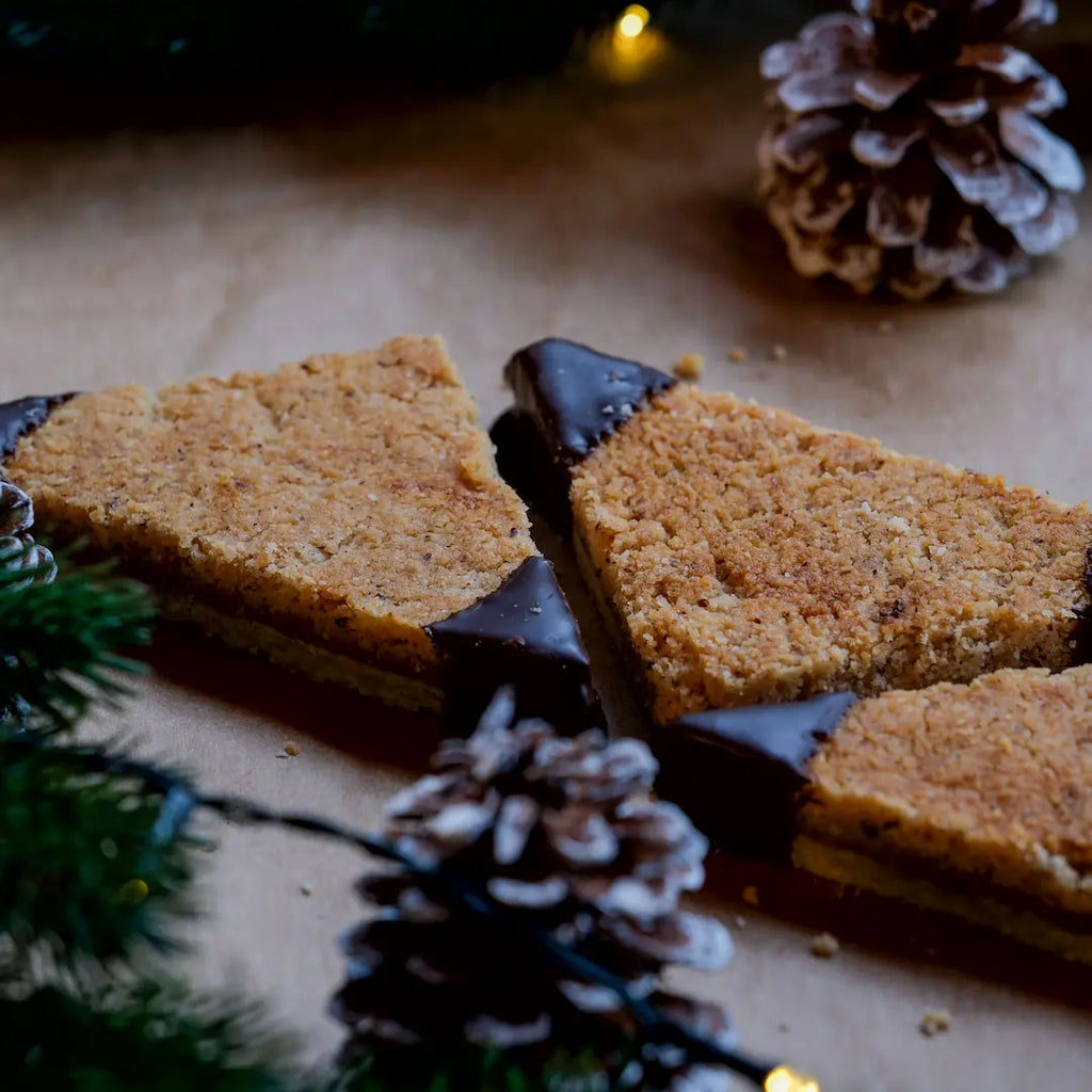 Nussecken von Kuchentratsch auf Backpapier