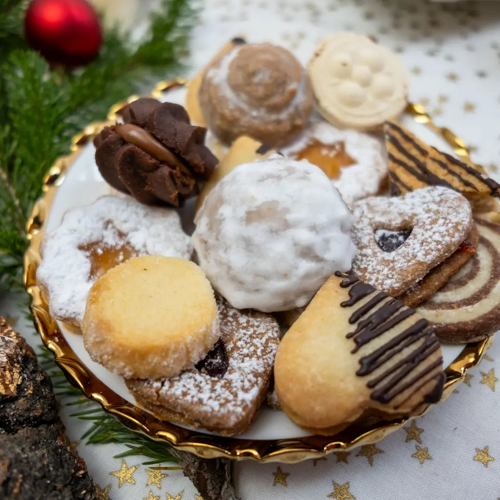 Plätzchenmischung von Kuchentratsch auf einem Teller in Nahaufnahme