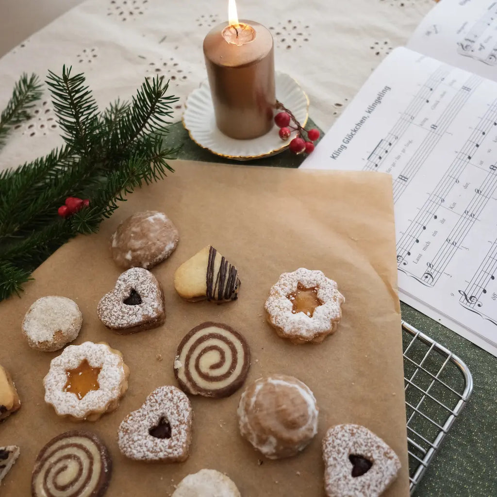 Vegane Plätzchenmischung von Kuchentratsch angeordnet auf einem Gitter