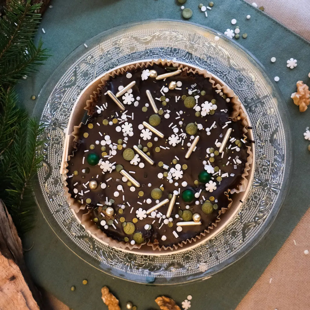 Mini Weihnachtskuchen von Kuchentratsch mit weihnachtlichem Dekor und Dekoration im Hintergrund