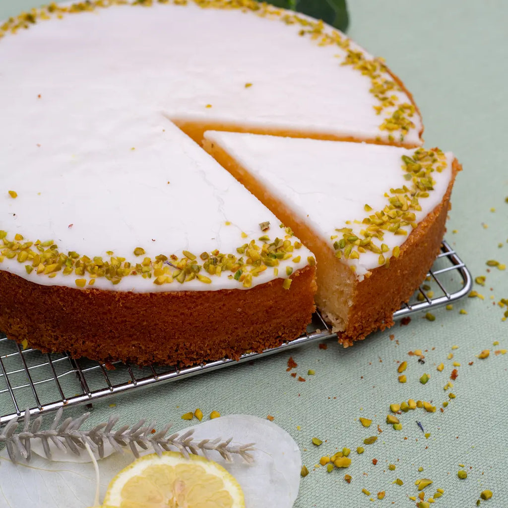 Angeschnittener Zitronenkuchen von Oma Helga von Kuchentratsch in Nahaufnahme