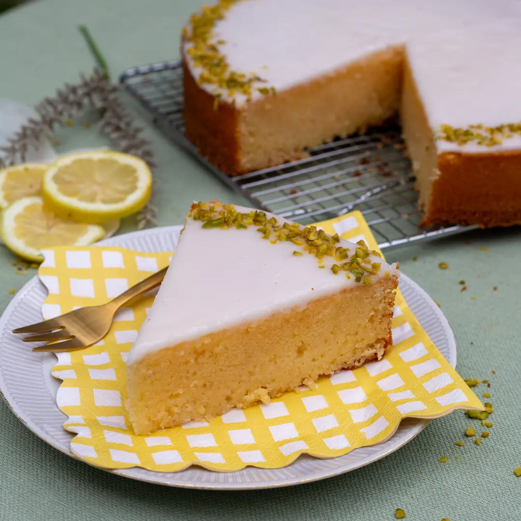 Stück Zitronenkuchen von Kuchentratsch mit Pistazientopping