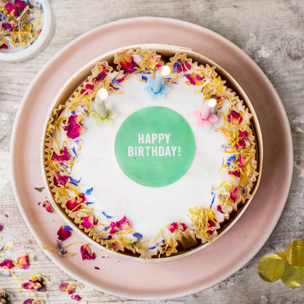 Mini Geburtstagskuchen Karotte von Kuchentratsch mit türkiser Happy-Birthday Oblate