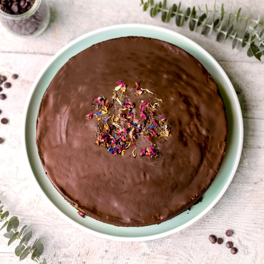 großer Schokoladenkuchen von Oma Anna mit cremiger Schokoladenganache